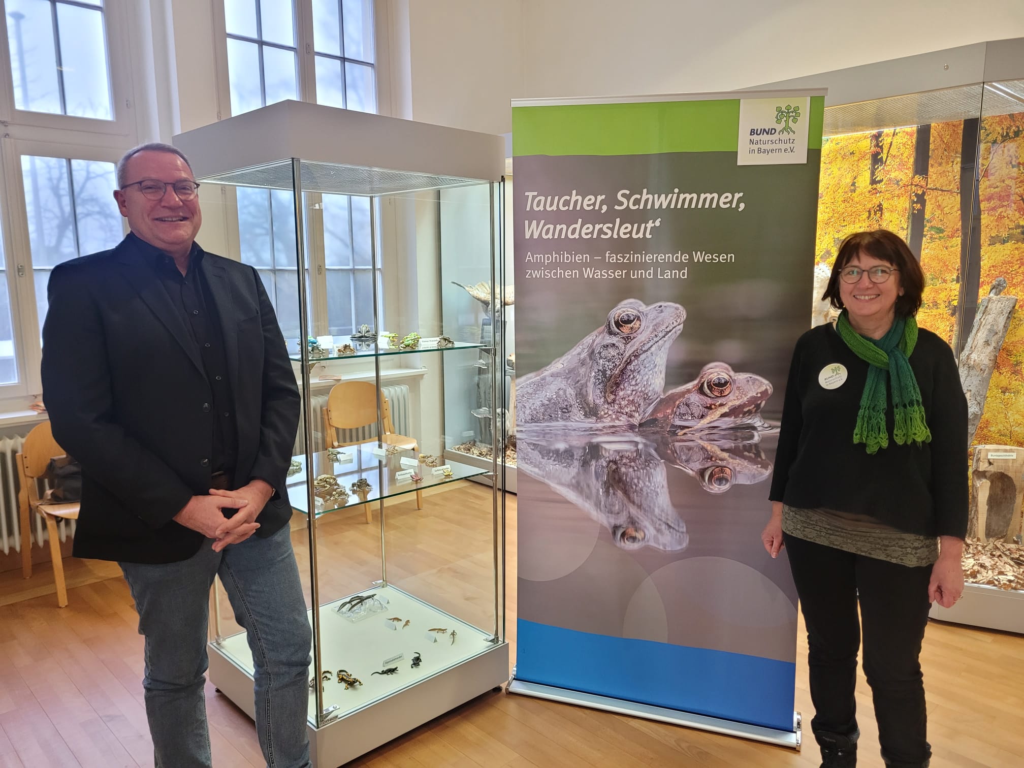 BN-Geschäftsführerin Dorothea Weiß und Dr. Carsten Ritzau vom Naturkunde-Museum freuen sich, dass pünktlich zum Beginn der Amphibienwanderung eine passende Ausstellung in Coburg zu sehen ist. (Fotos: Naturkunde-Museum Coburg).